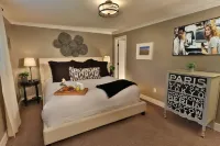 HEATED Swimming Pool, Hot Tub, Steps from Park, Dog Friendly