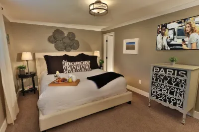 HEATED Swimming Pool, Hot Tub, Steps from Park, Dog Friendly