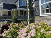 Romantic, Two Blocks to Main Street and Water. Queen bedroom and Two Bathrooms.