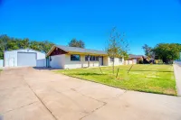 3-bedroom home in Old Midland/Downtown Area w/ spacious backyard and fireplace Hotels near Pilot Travel Center