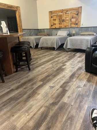 Cozy  studio style space with AC and WiFi on  beautiful Cottonwood Lake Отели в г. Спинк Каунти