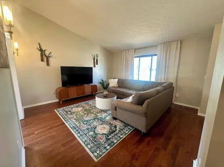 Charming 2-Bed House w/ King Bed & Garage in Grove City, Mins from 71 & Columbus