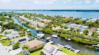 Serenity & Luxury: Waterfront Oasis w Private Pool