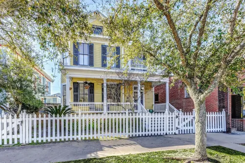 Historic Oasis. Heated pool, Historic Oasis. Heated pool spa large backyard