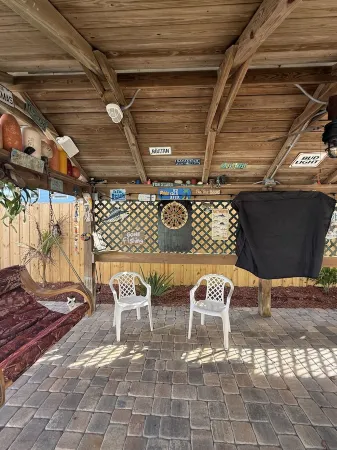 Steps to the beach & close to International speedway, Daytona & Flagler beach, Отели в г. Ормонд-Бай-Те-Си