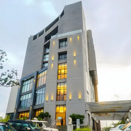 Grand Tamanna Hotel Отели в г. Хинджавади