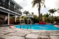 White House Apartments - Pools