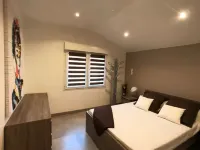 Villa with Swimming Pool, Large Terrace, All Comfort, Enclosed Garden, Calm.