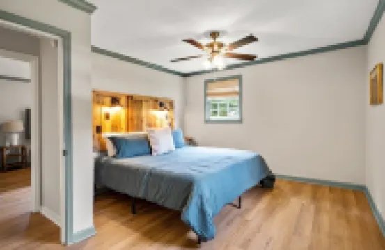 The Rabbit Hole - cozy retreat in downtown Travelers Rest. Hotels in Travelers Rest