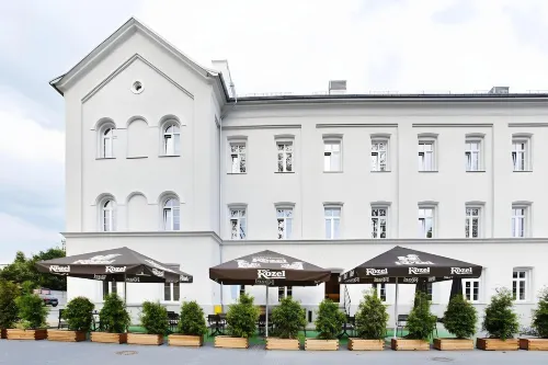 Koszary Arche Hotel فنادق في Gmina Sobienie-Jeziory