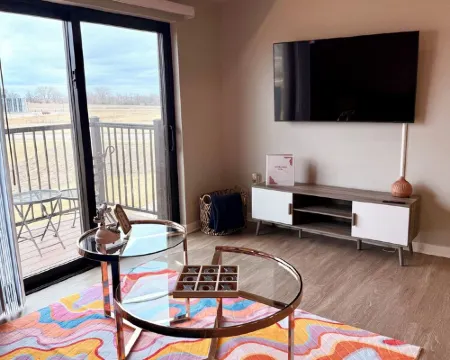 Good Vibes 2-Bedroom Apartment in Waukee - Central Location & Modern Comforts Hotels in Waukee