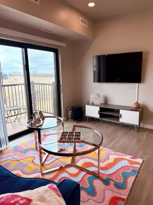 Good Vibes 2-Bedroom Apartment in Waukee - Central Location & Modern Comforts