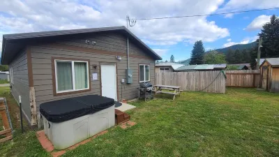 ❤ Bed & Breakfast Nook ❤ Fenced Yard ❤ Hot Tub ❤ Heated Floors ❤ Pet Friendly ❤