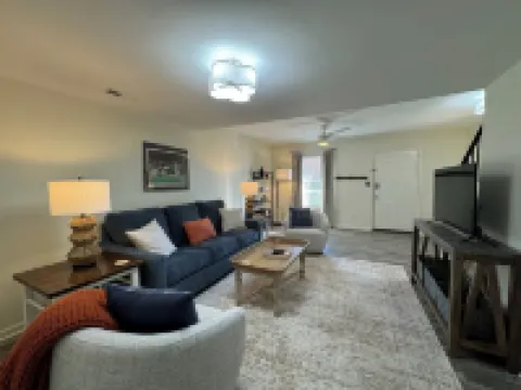 Down to the Wire, Cozy 2-bedroom condo with WiFi and AC in welcoming Auburn