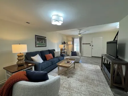 Down to the Wire, Cozy 2-bedroom condo with WiFi and AC in welcoming Auburn Отели рядом с достопримечательностью «Парк штата Чевакла»