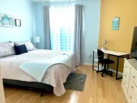 Minutes away from beach, Best Rate, Pool, Free parking and King Bed.