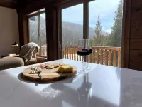 Cozy Rocky Mnt. Chalet/Spa, private lake, close to Denver, RedRocks, Outdoor fun