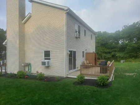 Beautiful Contemporary Home, Edgartown Morning Glory Farm Отели в г. Эдгартаун