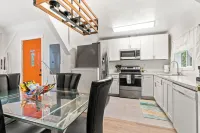 Seattle's Luxe Retreat w/ hot tub, sauna, SPA bath