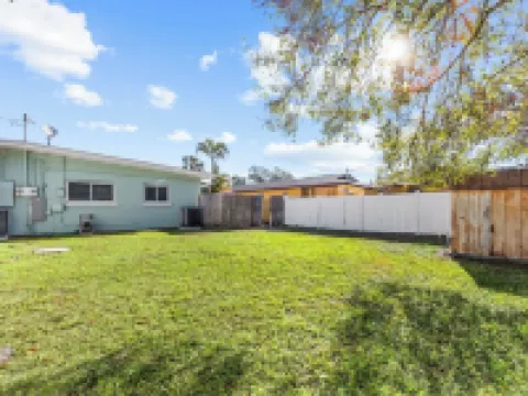 Pet Friendly. Minutes to Beaches. Charming 2-bedroom house in adorable Sarasota. Hoteles en Whitfield