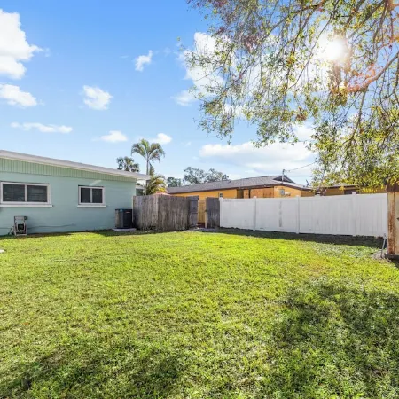 Pet Friendly. Minutes to Beaches. Charming 2-bedroom house in adorable Sarasota.