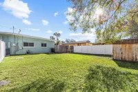 Pet Friendly. Minutes to Beaches. Charming 2-bedroom house in adorable Sarasota.