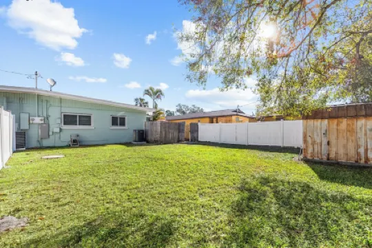 Pet Friendly. Minutes to Beaches. Charming 2-bedroom house in adorable Sarasota.