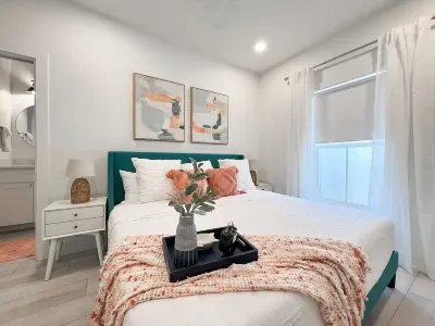 Minutes to Beach, restaurants, shopping, night life with heated cocktail pool. Hotel in zona The Dunes Condominiums