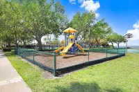 Bayfront Townhouse w/Heated Pool, HotTub, Beach, Marina, tiki bars w/live music