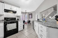 Quiet 4BR Near Nasa & Kemah, King Bed, Bbq, Patio Hotels in Seabrook