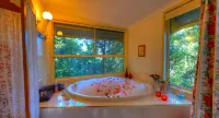 The Falls Montville Hotels in Mapleton