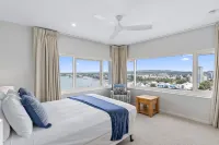 84 The Spit Holiday Apartments