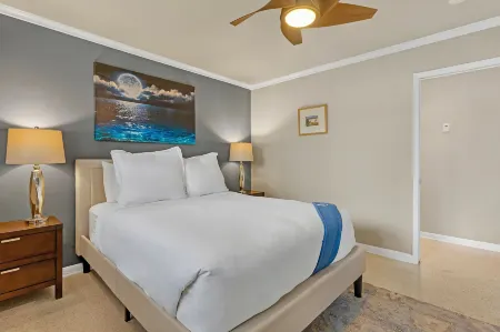 Chic 3BR Sanctuary Steps From The Drive Paradise