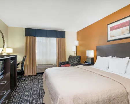 クオリティ イン & スイーツ マンカト イースト マンケートーのホテル