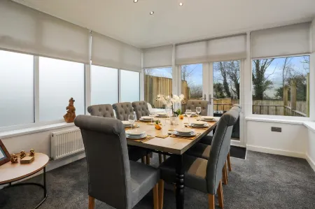 Plas Gwyn - Large Cottage Walk to Beach