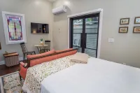Exquisite Studio Guesthouse Near Downtowns Core - Bungalows