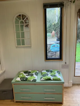 Transformed Railway Wagon- Sleeps2-Garden-Firepit Отели в г. Гвернифед