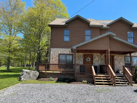 Canaan Townhome near hiking, biking & skiing! Отели рядом с достопримечательностью «Парк штата Блэкуотер Фолс»