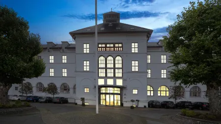 Vejlsøhus Hotel and Conference Center Отели рядом с достопримечательностью «Mariehoj Kirke»