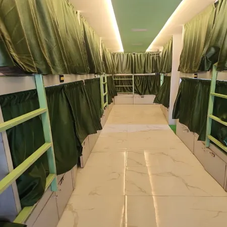 Fathima Dormitory Отели рядом с достопримечательностью «Пляж Версова»