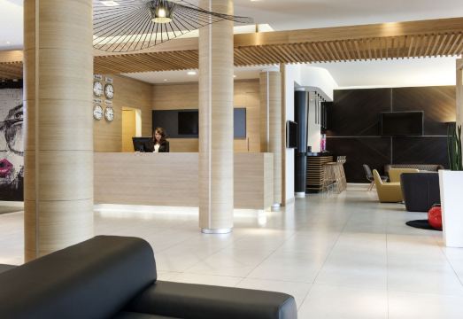 노보텔 브뤼셀 센터 미디 호텔 외관 및 거리 전경