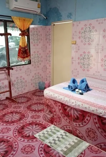 ห้องราคาประหยัดเตียงใหญ่พร้อมเครื่องปรับอากาศ