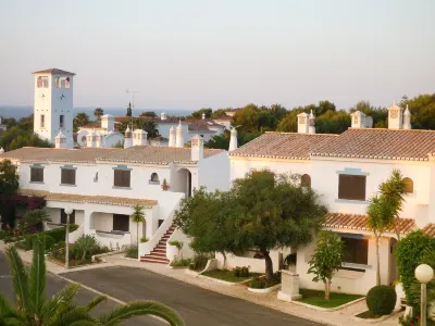 Turiquintas Hotels near Albandeira Beach