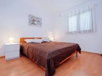 Luxury Apartment with Heated Pool in Starigrad - Wifi