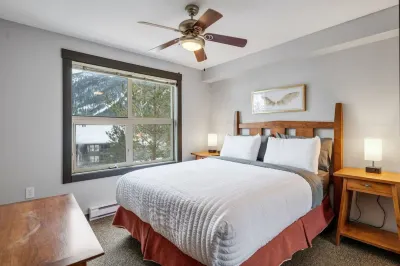Spacious 2-Br 2-Ba | Ski in/Out | Pool & Hot Tubs | in Heart of Panorama Resort