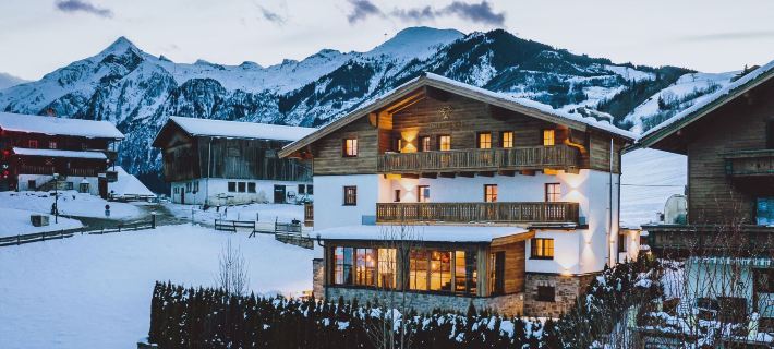 Serviced Luxury Chalet Evi, Ski-in Ski-Out Hotels in Kaprun