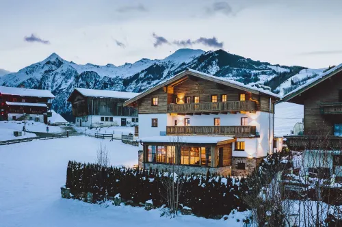 Serviced Luxury Chalet Evi, Ski-in Ski-Out - Bungalows