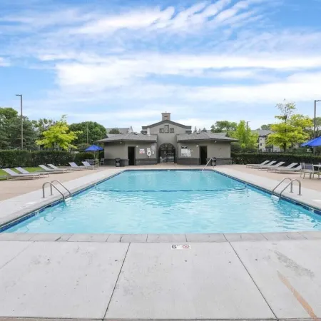 Glamorous 2B2BA with Patio Views and Gym