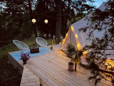 Tent Romantica a b&b in a Luxury Glamping Style Hotels in der Nähe von Schloss Mälsåker (Barockschloss aus dem 17. Jahrhundert)