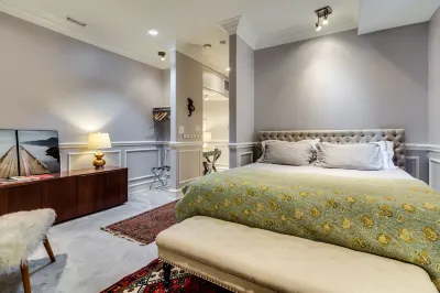 Ruby Room Hotels near Myopic Books